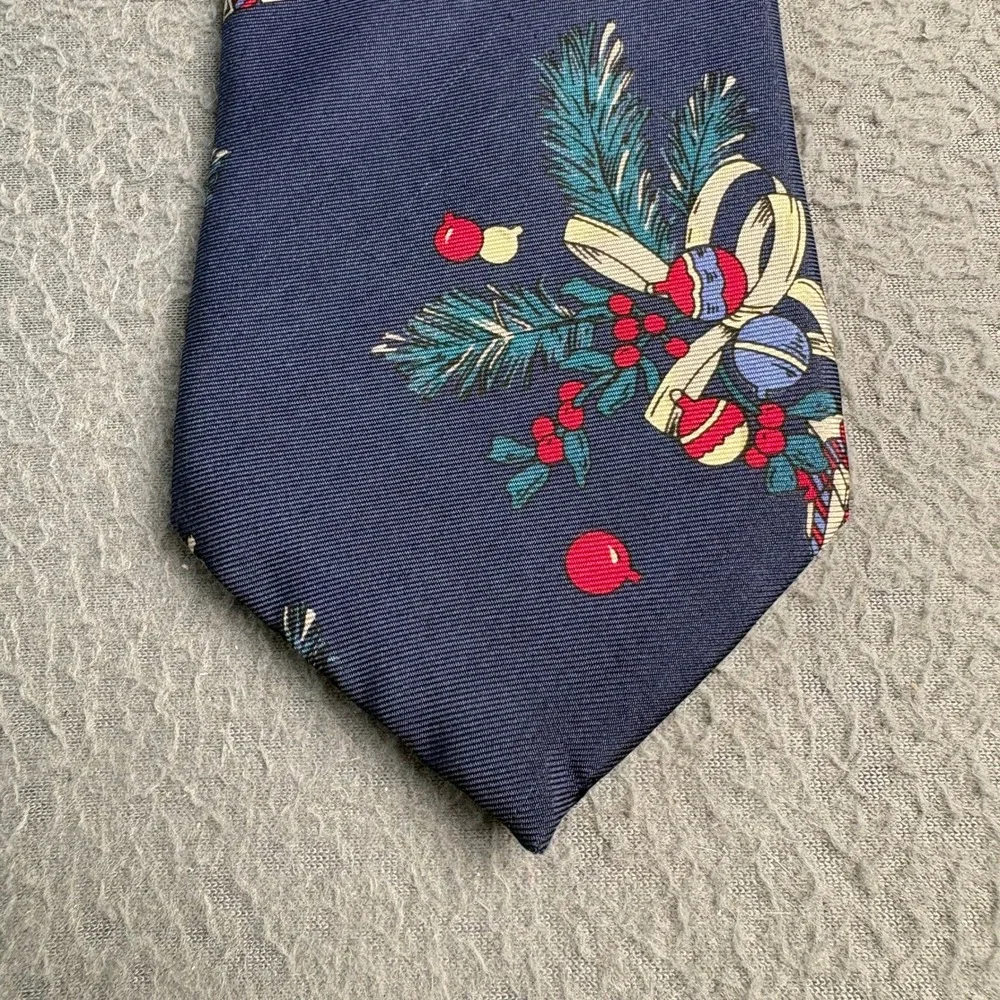 Resilio Mens Christmas Holiday Tie Navy Blue Ornaments Pine Berries Silk Blend